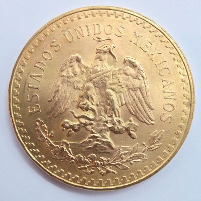 une pièce d'or sur laquelle sont représentés deux oiseaux