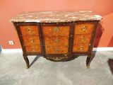 une commode en marbre dans le coin d'une pièce