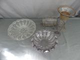 de nombreux plats et verres en verre posés sur une table