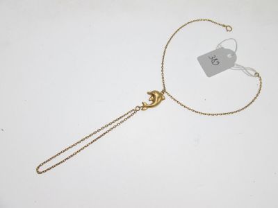 gros plan d'un collier sur une surface blanche avec une étiquette de prix