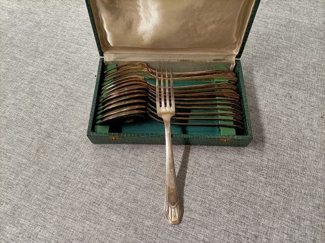 6 fourchettes et 6 cuillères en métal argenté modèle art déco. En