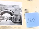 un livre avec des images dessus et un post-it collé dessus