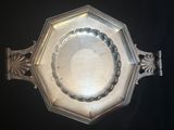 une assiette en argent antique avec un motif décoratif