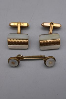 Paire de boutons de manchettes en métal doré et nacre.
