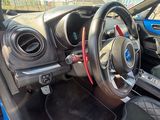une vue de l'intérieur d'une voiture avec un volant