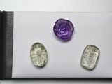 trois types de pierres précieuses différents sont présentés sur un fond blanc