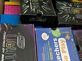 un grand nombre de boîtes empilées les unes sur les autres