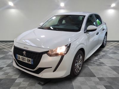 la voiture blanche est garée dans le garage sur le sol en damier
