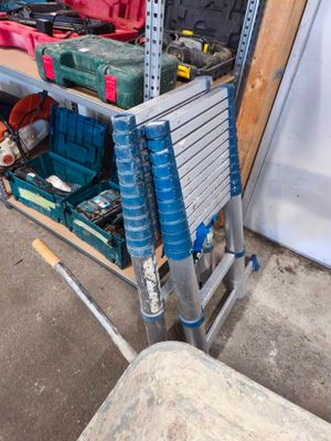 une photo d'un établi sur lequel sont posés des outils