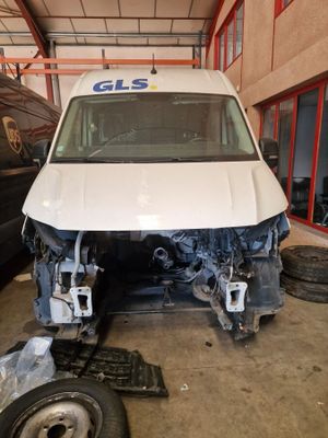 une photo d'une camionnette garée dans un garage