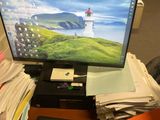 un bureau équipé d'un écran d'ordinateur et d'un clavier