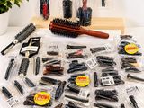 de nombreux types de brosses et de peignes disposés sur une table