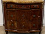 une commode avec un plateau en marbre dans une pièce