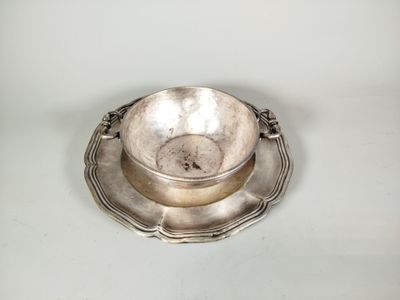 un plateau en argent sur lequel sont posés une tasse et une soucoupe