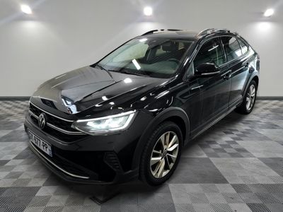le 4x4 noir de Volkswagen est garé sur un carrelage à carreaux