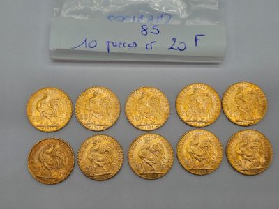 un tas de pièces d'or posé sur une table