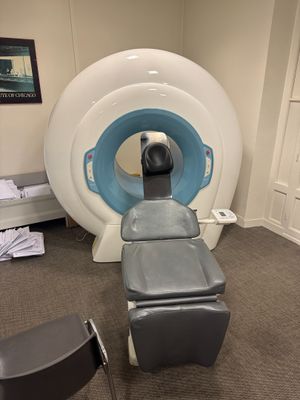 une pièce dans laquelle se trouvent une chaise et un appareil d'IRM