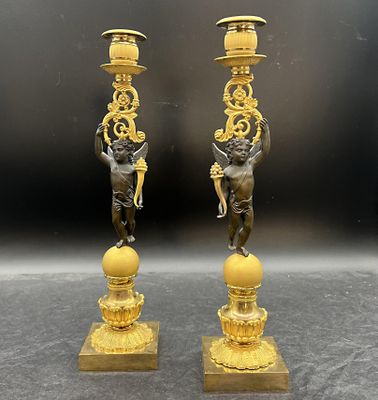 paire de bougeoirs anciens en laiton ornés de chérubins