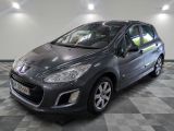 la photo d'une voiture grise garée dans un garage