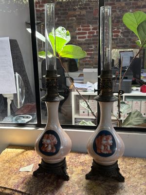 deux vases contenant des plantes, posés sur une table