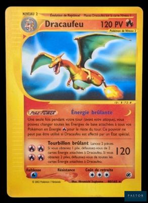 un gros plan d'une carte Pokémon représentant un dragon