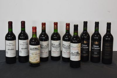 plusieurs bouteilles de vin sont alignées sur une table