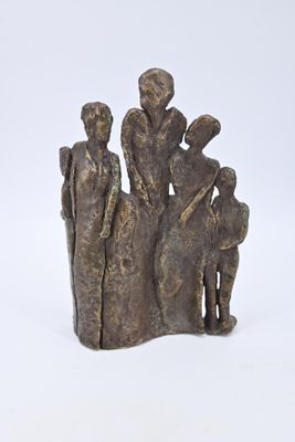 statue représentant un groupe de personnes debout sur un rocher, sur fond blanc