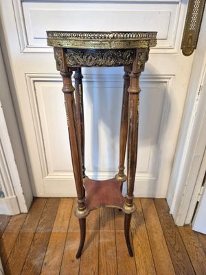 une petite table sur laquelle se trouve un miroir