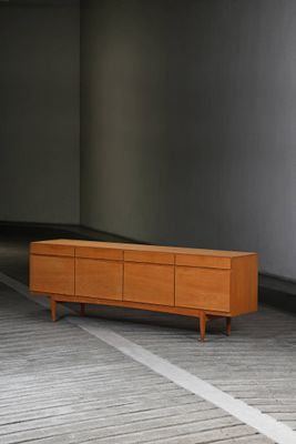 une photo d'une pièce vide avec une commode en bois