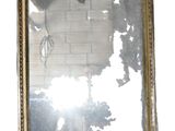 un miroir accroché au mur de la pièce