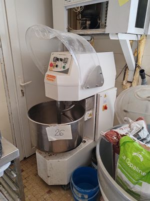 une photo d'une cuisine avec un mixeur et d'autres ustensiles