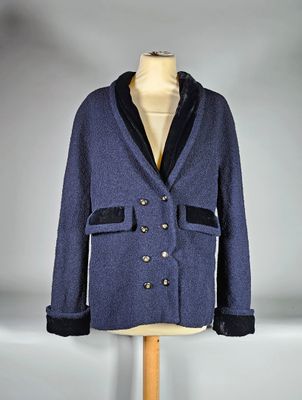 une image d'une veste bleue sur un mannequin