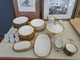 une table sur laquelle se trouvent beaucoup d'assiettes et de bols