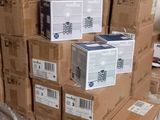 des cartons empilés les uns sur les autres sur une palette au milieu d'une pièce