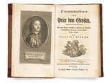 un vieux livre sur lequel figure la photo d'un homme en costume