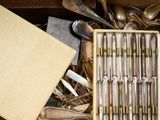 une boîte remplie de cuillères en argent et contenant des cuillères