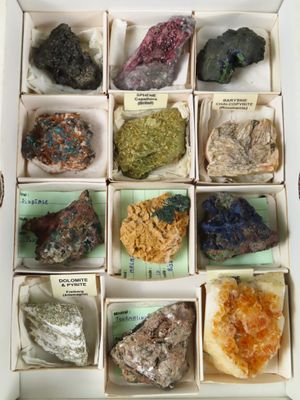 une boîte ouverte remplie d'une grande variété de roches
