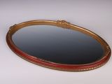 un miroir posé sur une table