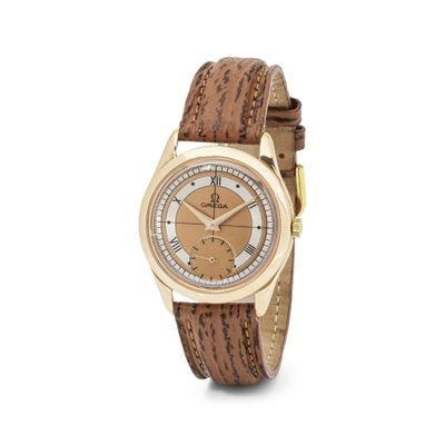 gros plan d'une montre sur fond blanc avec un bracelet marron