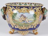un vase bleu et or orné d'une peinture