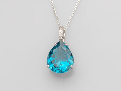 un pendentif en topaze bleue, quartz et diamants, monté sur une chaîne en argent