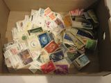 une boîte en carton remplie de timbres et d'autres objets