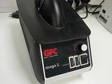 une souris d'ordinateur posée sur un bureau, à côté d'un ordinateur portable