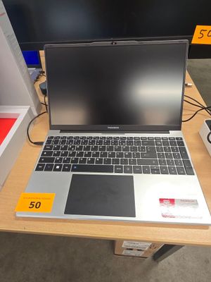 un ordinateur portable posé sur une table dans un magasin
