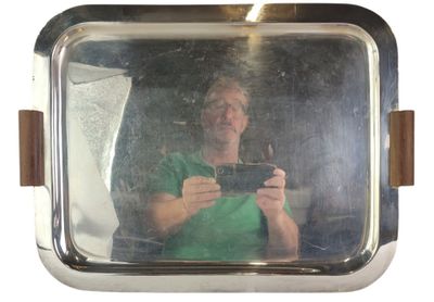 reflet d'une femme en train de se prendre en photo dans un miroir