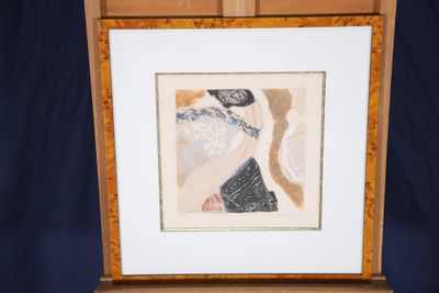 tableau représentant une femme coiffée d'un chapeau, posé sur un chevalet en bois