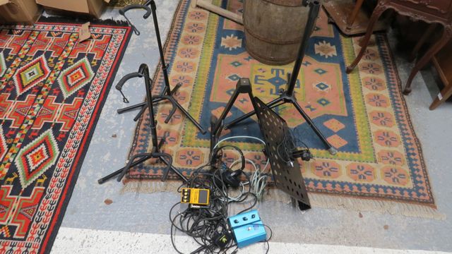 Ensemble d’accessoires de musique : pieds pour guitare, câble éle...