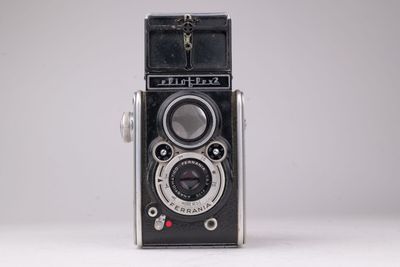une photo en noir et blanc d'un vieil appareil photo
