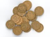 une pile de pièces d'or sur une surface blanche