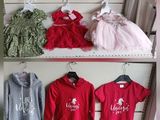 de nombreux modèles différents de vêtements pour bébés exposés dans un magasin